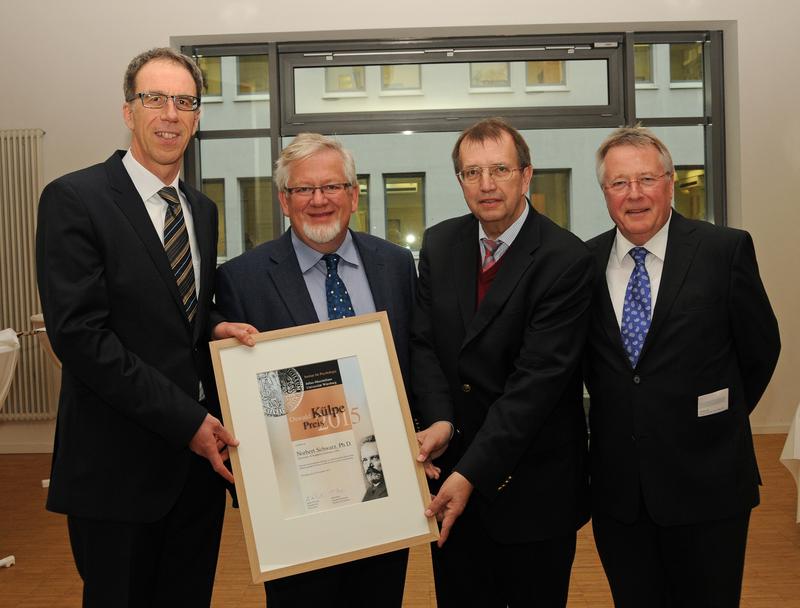 Verleihung des Oswald-Külpe-Preises (von links): der Institutsvorstand der Psychologie, Paul Pauli, Preisträger Norbert Schwarz, Universitätspräsident Alfred Forchel und Preisstifter Fritz Strack.