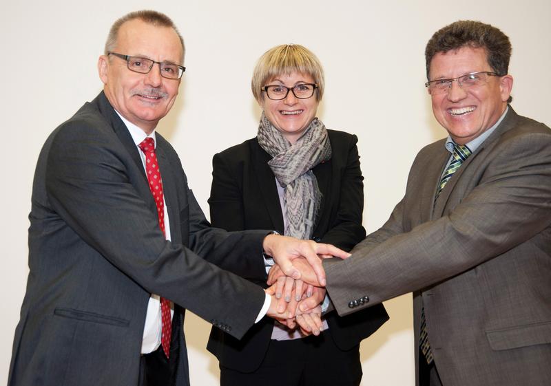 Gemeinsam für "RuhrValley": Prof. Dr. Andrea Kienle (FH Dortmund), Prof. Dr. Michael Brodmann (Westfälische Hochschule Gelsenkirchen, rechts) und Prof. Dr. Rudolf Staiger (Hochschule Bochum, links). 