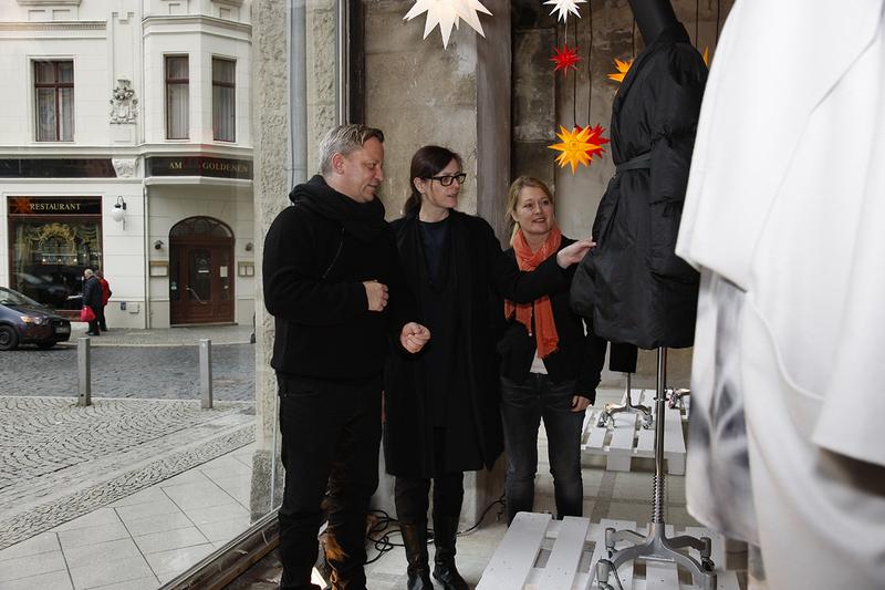 Designer Andrej Subarew, Modeprofessorin Dorette Bárdos aus Schneeberg und Stefanie Eggers vom Kaufhaus Görlitz mit einem Modell.