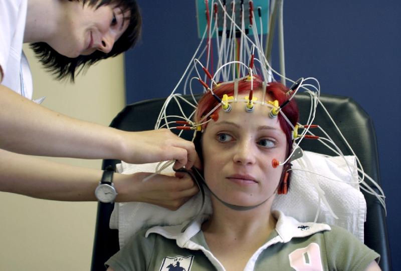 Zur Diagnostik einer Epilepsie gehört auch das Messen von elektrischen Gehirnströmen, der Elektroenzephalografie (EEG).