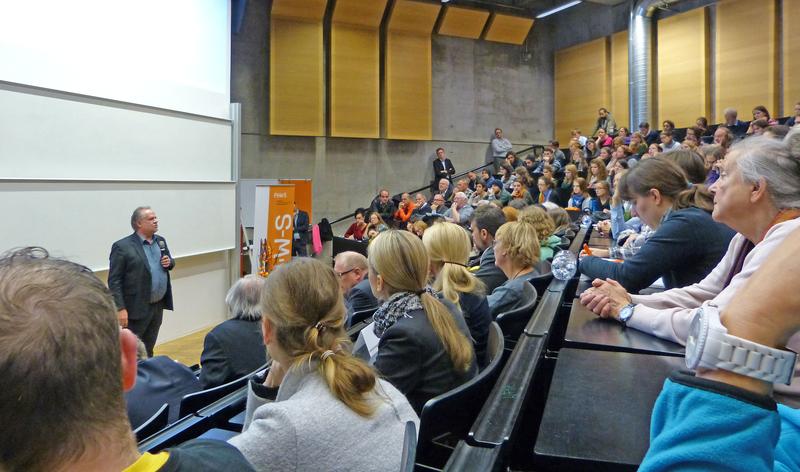 Kilian Kleinschmidt während des Vortrages an der FHWS. 
