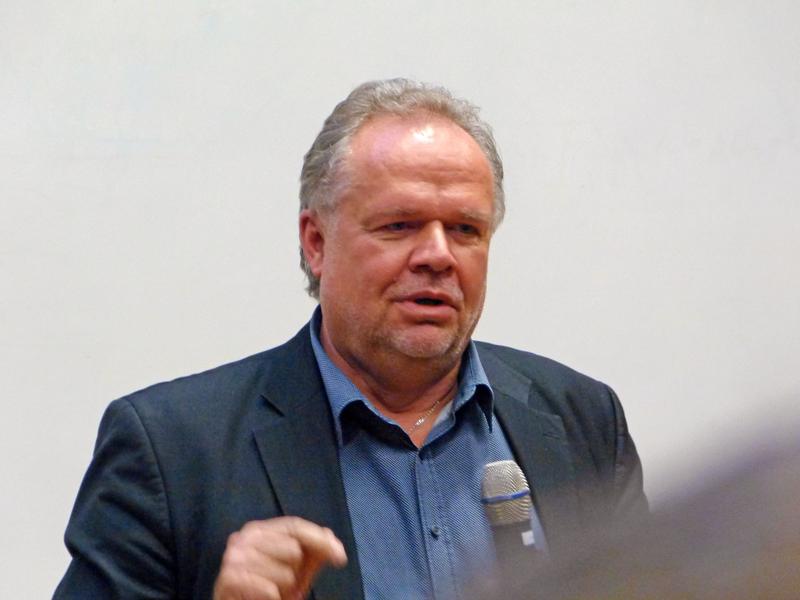 Im überfüllten Hörsaal schilderte der ehemalige UNHCR-Camp-Manager aus Zaatari seine Erlebnisse und seine daraus gezogenen Konsequenzen. 