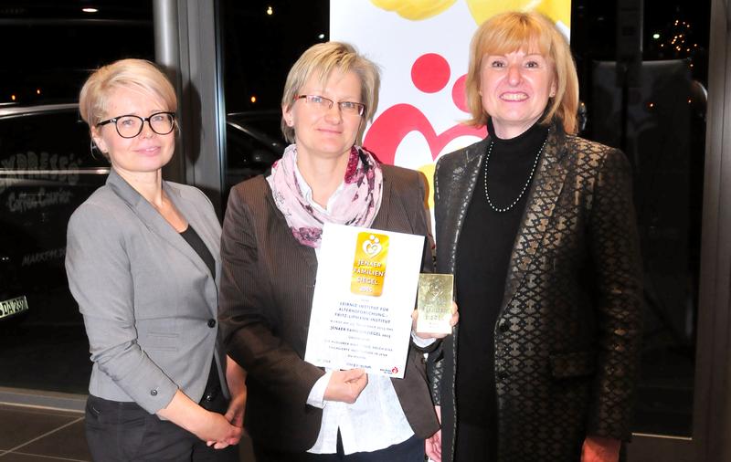 Diana Kirchhof (Personalleiterin), Dr. Kerstin Wagner (Gleichstellungsbeauftragte) und Dr. Daniele Barthel (Administrativer Vorstand) mit dem Jenaer Familiensiegel für das Fritz-Lipmann-Institut.