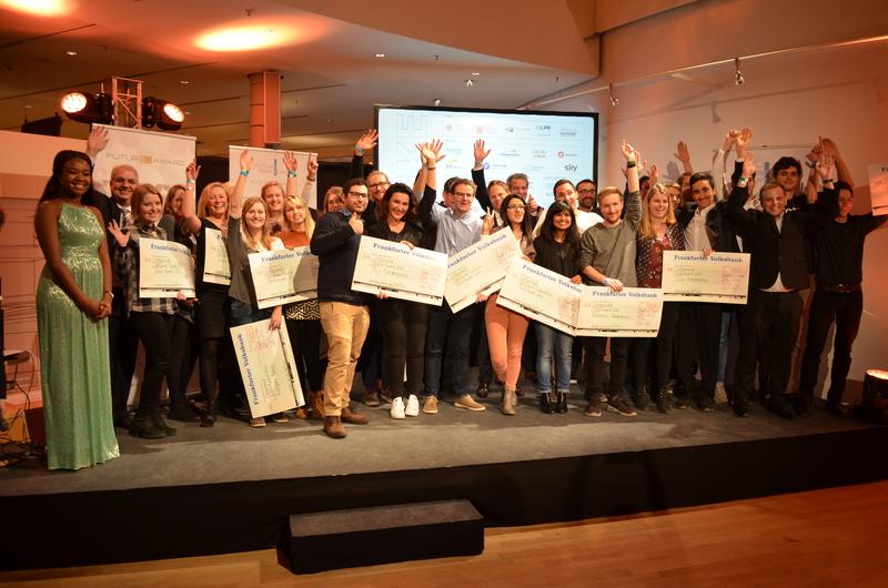 Future Award-Die Gewinner/innen der h_da in der ersten Reihe (Mitte, v.l.n.r.): hellblaues Hemd: Benjamin Bauer, lachsfarbene Hose: Aylin Sahin, Schwarzes Top und blaue Jeans: Neti Shah