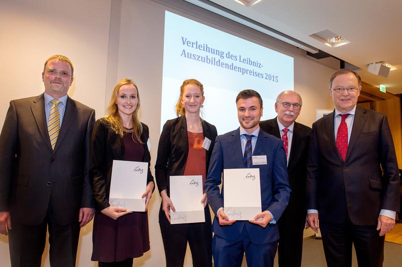 Verleihung Leibniz-Auszubildendenpreis 2015: Holm Vorpagel (DKB), Lisa-Marie Johannssen, Carolin Stolpe, Marc Möbis, Matthias Kleiner (Leibniz), Stephan Weil (Ministerpräsident Niedersachsen) v.links