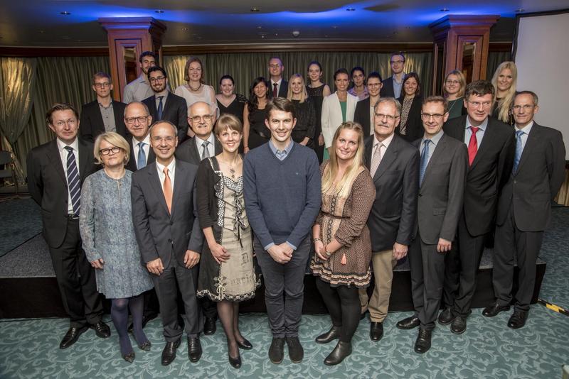 Teilnehmer, Juroren, Veranstalter und BZÄK-Präsident Dr. Engel (4.v.l.) sowie DGZMK-Präsidentin Prof. Kahl-Nieke (2.v.l.) stellten sich zum Gruppenbild am Rande der Preisverleihung.