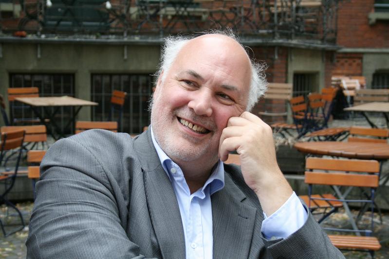 „Kaum eine der Künste ist so grenzüberschreitend organisiert wie das Theater“, sagt Wolfgang Schneider, Professor für Kulturpolitik an der Universität Hildesheim.