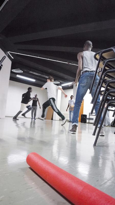 Theaterstudierende der Uni Hildesheim und weitere junge Erwachsene erarbeiten ein Stück über Isolation und Umgang mit Zeit. Probenbesuch bei der freien Theatergruppe „VOLL:MILCH".