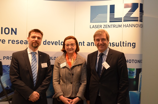 Dr. Dietmar Kracht, LZH, Ingelore Hering, Ministerialdirigentin des Nds. Ministerium für Wirtschaft, Arbeit und Verkehr, und Dr. Volker Schmidt, NiedersachsenMetall, beim Innovationstag Lasertechnik.