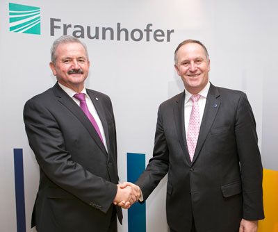 Professor Reimund Neugebauer, Präsident der Fraunhofer-Gesellschaft, und John Key, Premierminister von Neuseeland (v.l.n.r.).
