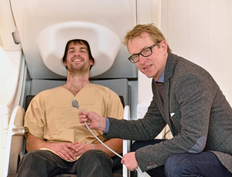 Messungen im Biomagnetischen Zentrum des Uniklinikums Jena sind eine wichtige Methode in Christian Dobels (r.) Forschung, der die neue Professur für Experimentelle HNO-Wissenschaft innehat.
