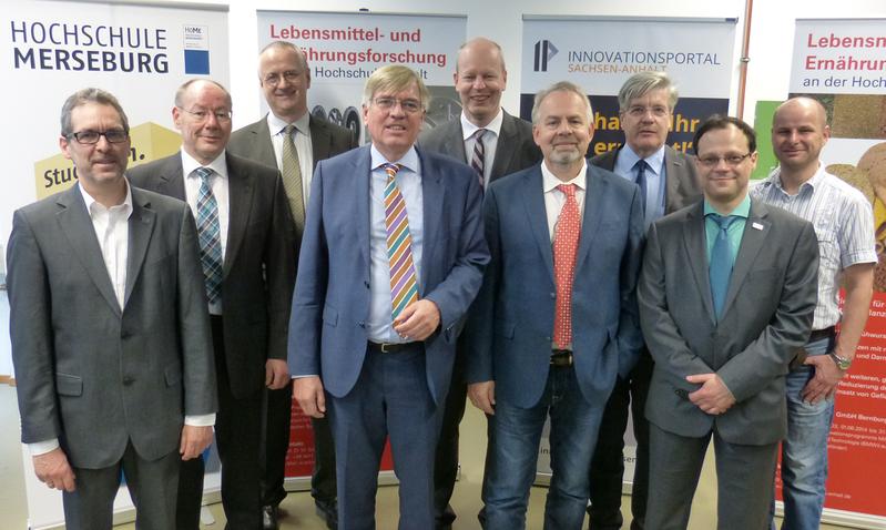 Minister Hartmut Möllring zog mit Vertretern der vier sachsen-anhaltischen Fachhochschulen eine positive Bilanz zu zehn Jahren "Kompetenznetzwerk für Angewandte und Transferorientierte Forschung KAT"