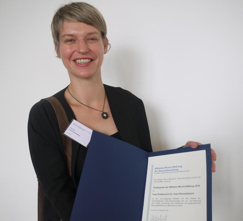 Prof. Dr. Ines Himmelsbach mit der Urkunde
