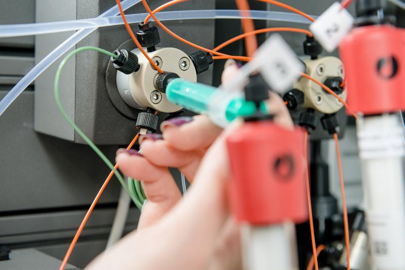 Um neue Erkenntnisse über die Transportwege in die Peroxisomen zu erlangen, analysiert das RUB-Team Proteine unter anderem mittels Chromatografie.