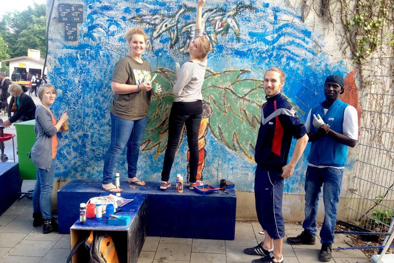 Initiatoren und Flüchtlinge arbeiten für das Kulturwohnzimmer