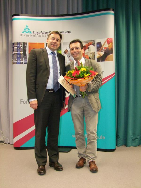 Prof. Dr. Karl-Heinz Feller (re.) und Christian Velinger, Vertreter der Sparkasse Jena-Saale-Holzland