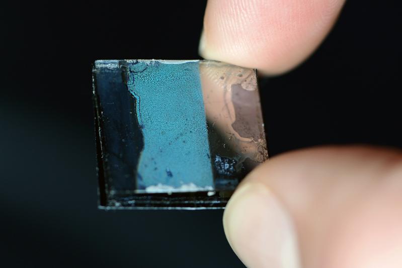 Mit geeigneten Polymeren gefüllt, werden aus der hochporösen Germaniumschicht hybride Solarzellen