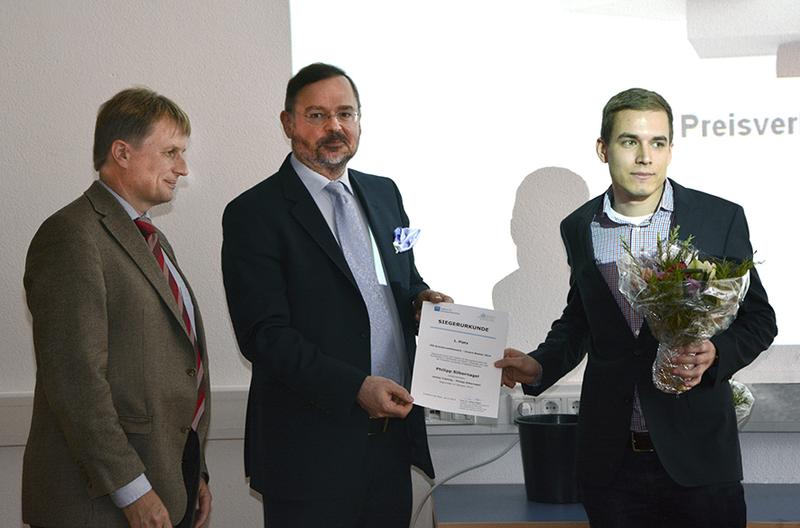 Philipp Silbernagel (r.) wird für seine Unternehmensgründung von Prof. Dr. Michalski (Mitte), Institut für Entrepreneurship, und Prof. Dr. Schrader (l.), Vizepräsident Frankfurt UAS, ausgezeichnet.