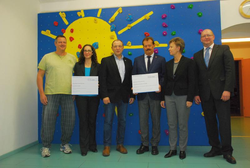 Uwe Klippel (Sporttherapeut) Antje Herrmann (Sonnenstrahl), Stefan Grünewald-Fischer (Stiftung Leben mit Krebs), Prof. Albrecht (Klinikumsvorstand), Helma Orosz und Hartmut Elsner (Regattaverein).