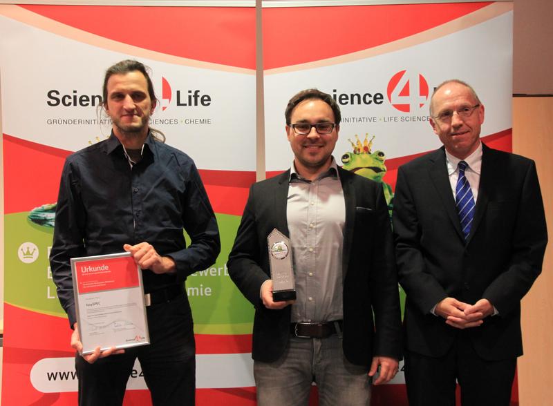 Dipl.-Ing. Stephan Scherle (links) und Dipl.-Ing. Matthias Stier (Mitte) erhalten für ihre Geschäftsidee den Gründerpreis 2015 der Initiative Sciences4Life e.V.
