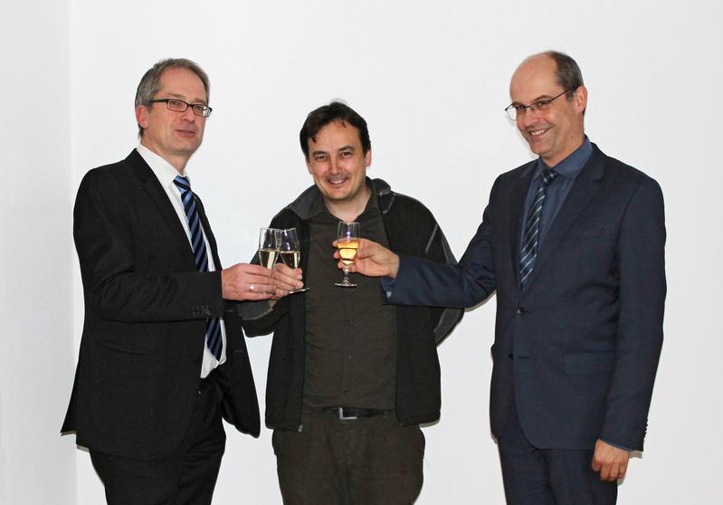 Glückwünsche für den Leibniz-Preisträger: Prof. Dr. Daniel J. Frost mit Prof. Dr. Stefan Leible, Präsident der Universität Bayreuth (li), und Dr. Markus Zanner, Kanzler der Universität Bayreuth (re).