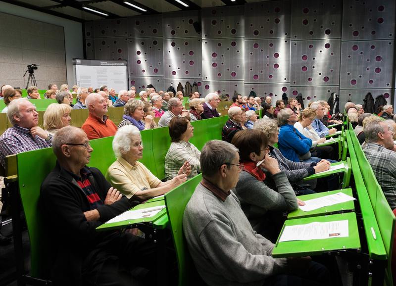 Abschlussvorlesung der GenerationenHochschule im Jahr 2015 mit Promovend Simon Gerdemann.