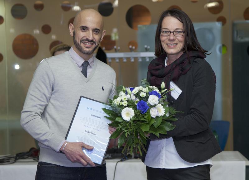   Prorektorin Bettina Eichler-Löbermann überreicht Ayman Elnaas den mit 1.000 Euro dotierten DAAD-Preis