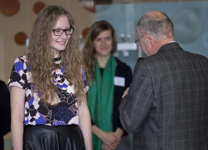 Dr. Wolfgang Peters überreicht Ekaterina Gavrilova den Preis der Gesellschaft der Förderer der Universität Rostock e.V.