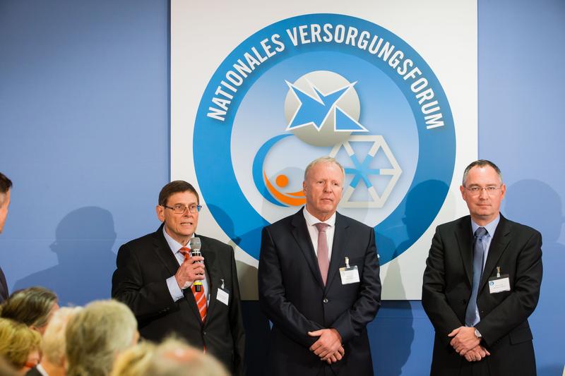 vlnr:  Dr. Dr. med. Gerhard H. H. Müller-Schwefe, Präsident der Deutschen Gesellschaft für Schmerzmedizin (DGS), Prof. Dr. Joachim Nadstawek, Vorsitzende des Berufsverbands der Ärzte und Psychologis