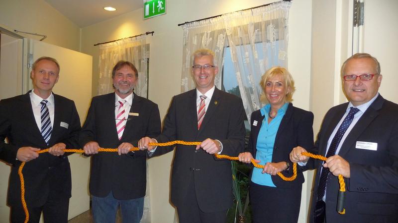 v.l.n.r.: Prof. Dr.-Ing. Markus Kemper (PHWT), Friedel Duwenhorst (BBZ Diepholz), Landrat Cord Bockhop, Birgitt Kathmann (Schulleiterin BBZ Diepholz), Constantin von Kuczkowski, IHK Syke 
