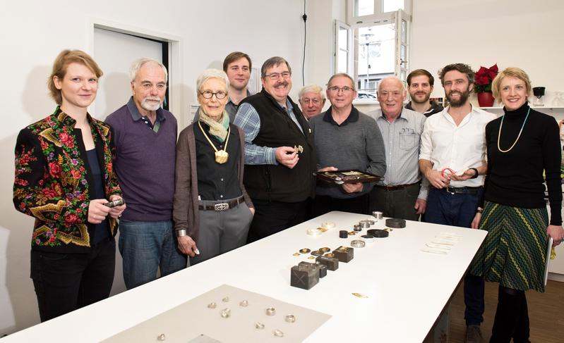 Schmuck verbindet – erfahrene Handwerksmeister arbeiten zusammen mit Absolventen und Studierende der Hochschule Pforzheim in der Werkstatt des EMMA-Kreativzentrums Pforzheim