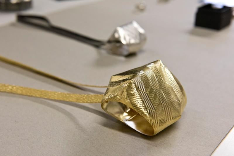 Die alte Technik des Guillochierens macht den Schmuck von Frieda Dörfer unverwechselbar