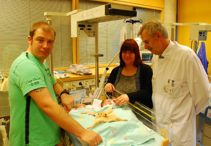 Die ostsächsische Familie Richter mit ihren zu früh geborenen Zwillingen gehört zu den ersten Nutzern der "Neo-App#Tagebuch", die PD Dr. Jörg Reichert (rechts) mitentwickelt hat.