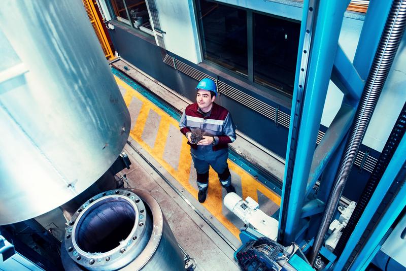 Weltneuheit: Thorsten Stürmer von thyssenkrupp ist in Duisburg für die automatisierte Sinterversuchsanlage zuständig. Mit ihr wird der Einsatz unterschiedlicher Rohstoffe äußerst effizient gesteuert.