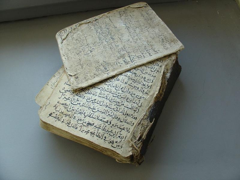 Ältestes Textzeugnis schiitischer Ismailiten in der Universitätsbibliothek: Vor ihrer Restaurierung im Jahre 2006 war der fragmentarische Charakter der Handschrift noch deutlich zu sehen. 