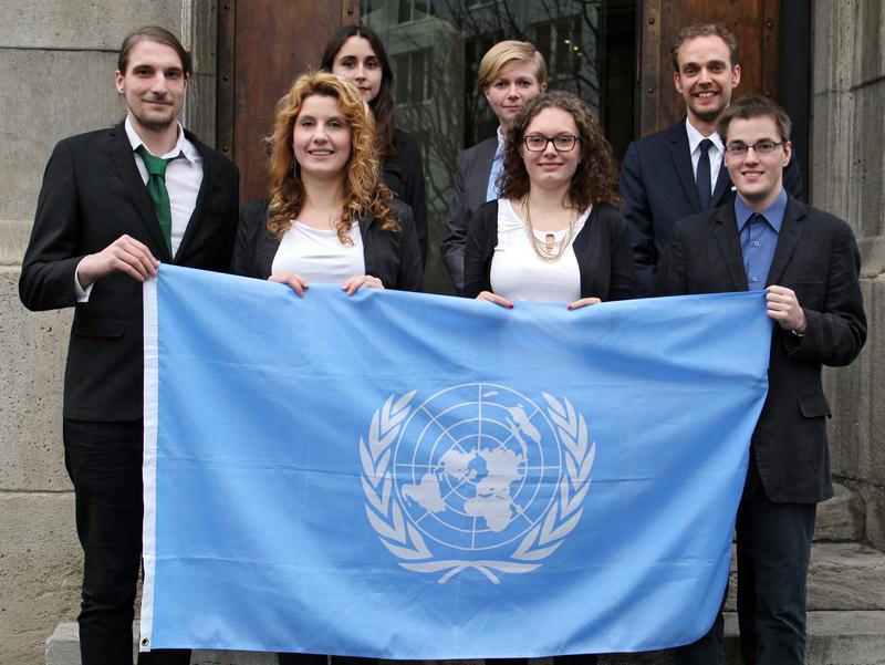 Das WorldMUN-Team der Universität Jena mit seinem Betreuer Patrick Rosenow (oben rechts).