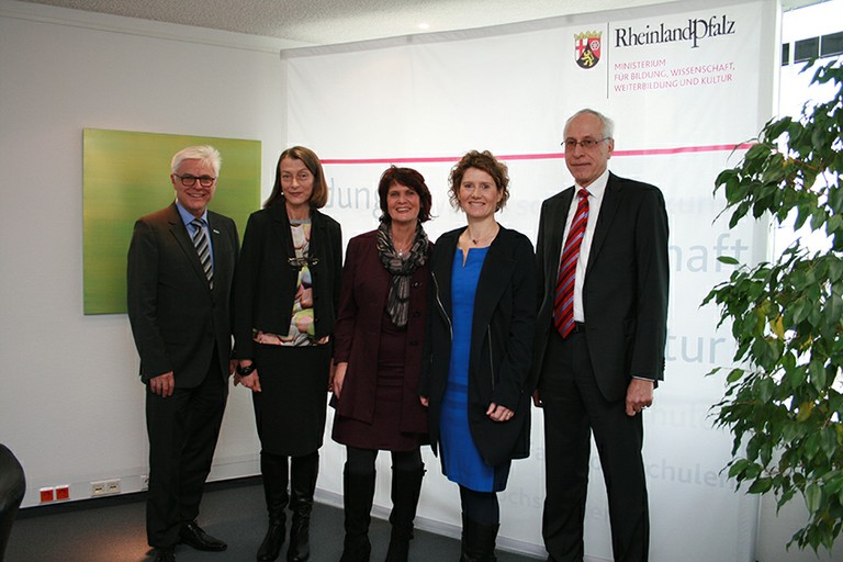 v.l.n.r.: Prof. Dr. Detlef Zühlke, Prof. Dr. Marianne Krefft, Wissenschaftsministerin Vera Reiß, Wirtschaftsministerin Eveline Lemke, Prof. Dr. Dieter Jahn