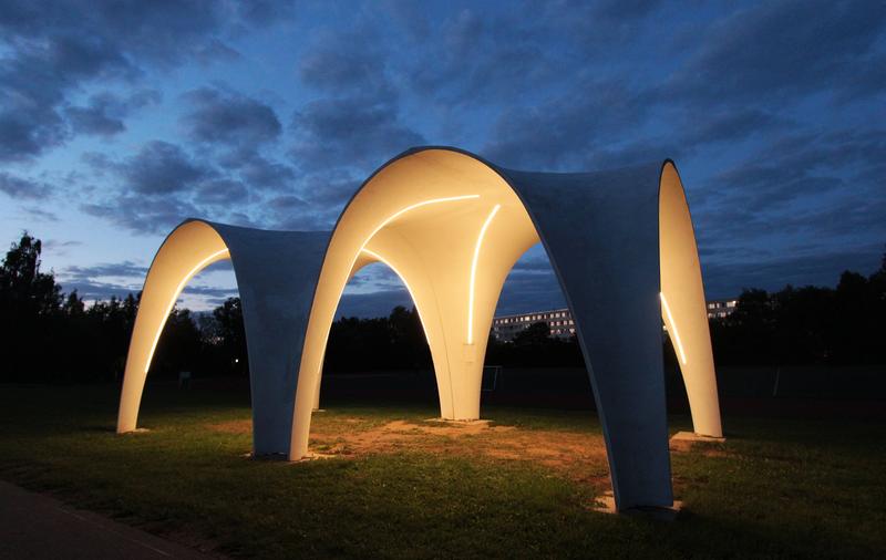 Scientists at the TU Chemnitz have developed pavilions made of carbon fibre-reinforced concrete and have erected them on the university sports field, equipped with sewn sensors to control the lights. 