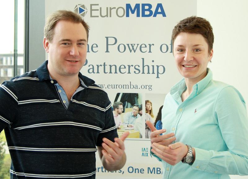 Diskutieren über die Kompetenzentwicklung von Führungskräften: EuroMBA-Studenten Sabrina Haane und Nick Ryans. Foto: HHL.