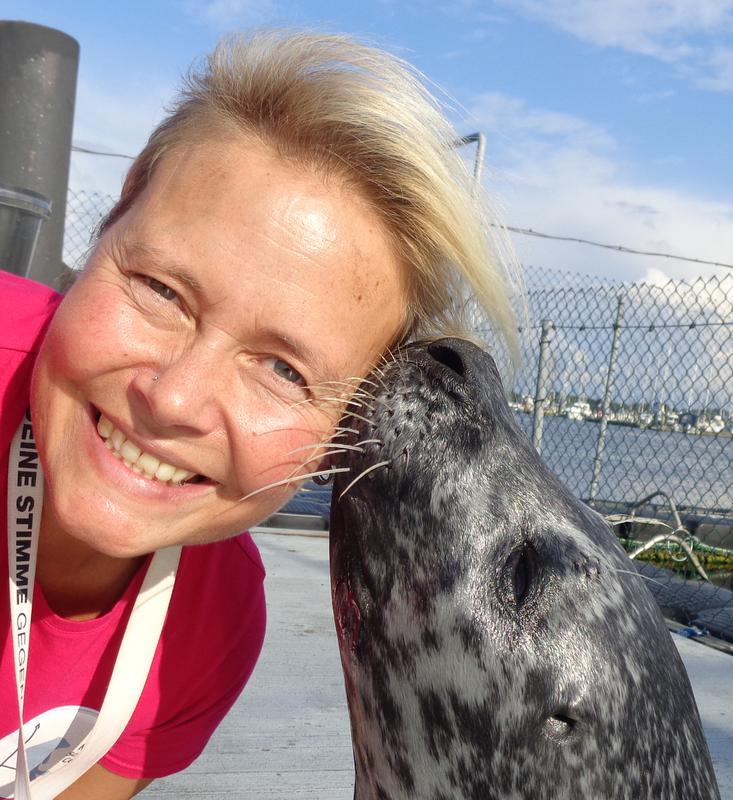 Dr. Nicola Erdsack mit Seebär Nick