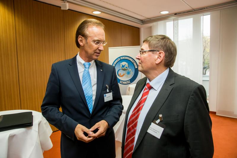 Foto (vlnr): Ingo Kailuweit, Vorstandsvorsitzender der Kaufmännischen Krankenkasse, Dr. Gerhard Müller-Schwefe, Präsident der Deutschen Gesellschaft für Schmerzmedizin e.V. (DGS) 