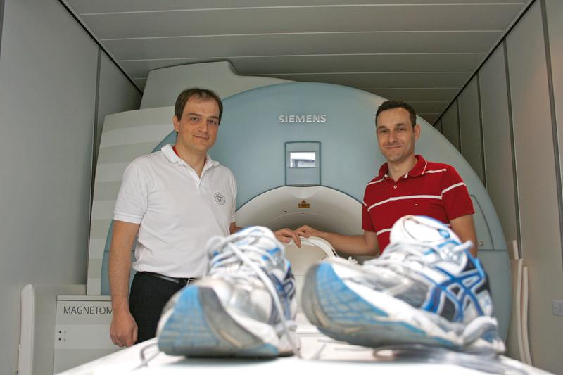 Dr. Schütz (links) und Dr. Billich im Jahre 2009 vor dem mobilen MRT-Gerät