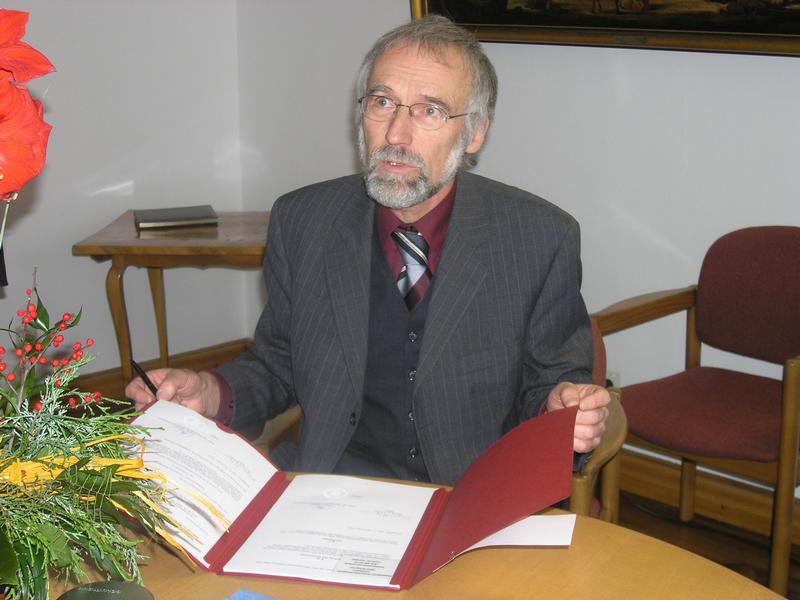 Professor Dr. Spitzer nach der Vertragsunterzeichnung zur Stiftungsgründung