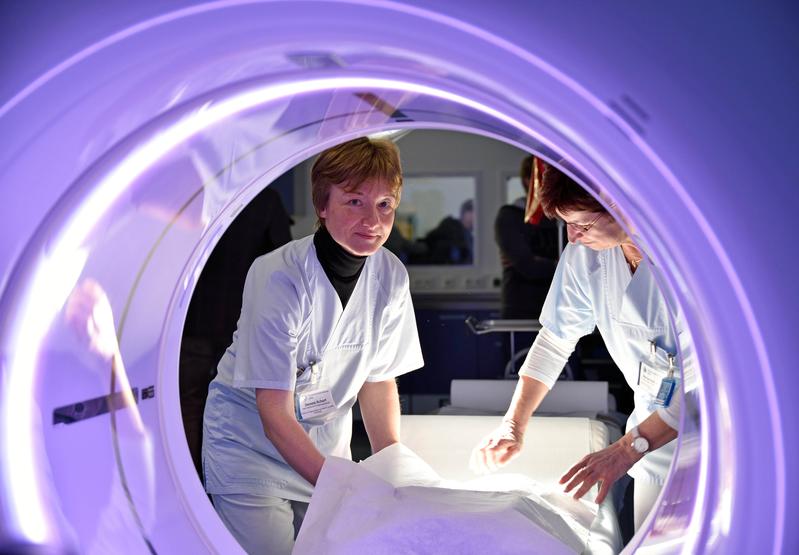 Daniela Scherf, Medizinisch-Technische Radiologieassistentin (MTRA, links) und Marion Behrendt (Leitende MTRA) bereiten das neue „Revolution-CT“ für eine Patientenuntersuchung vor.