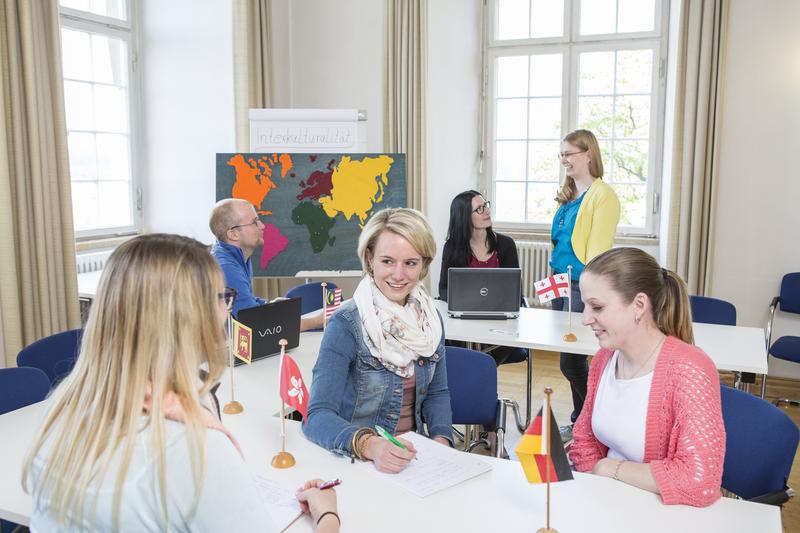 Die Akademie für wissenschaftliche Weiterbildung der PH Weingarten plant einen Master International Teaching, der mit Mitteln des Landes und der EU gefördert wird. 