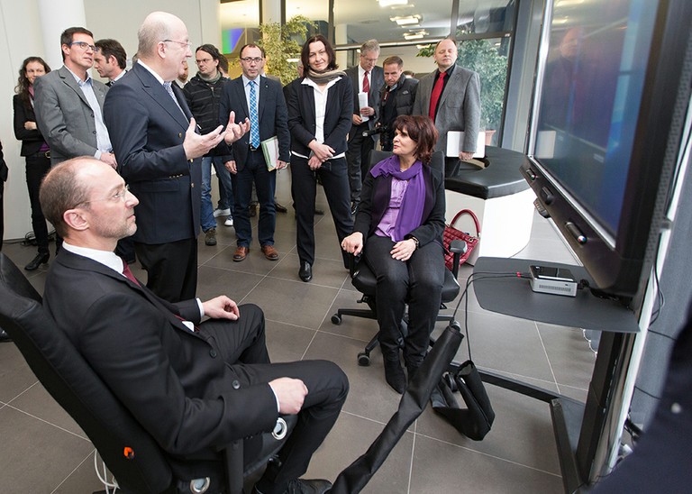 Ministerin Reiß testet die Sensorik und  Aktivitätserkennung des "Smart Office Chair"