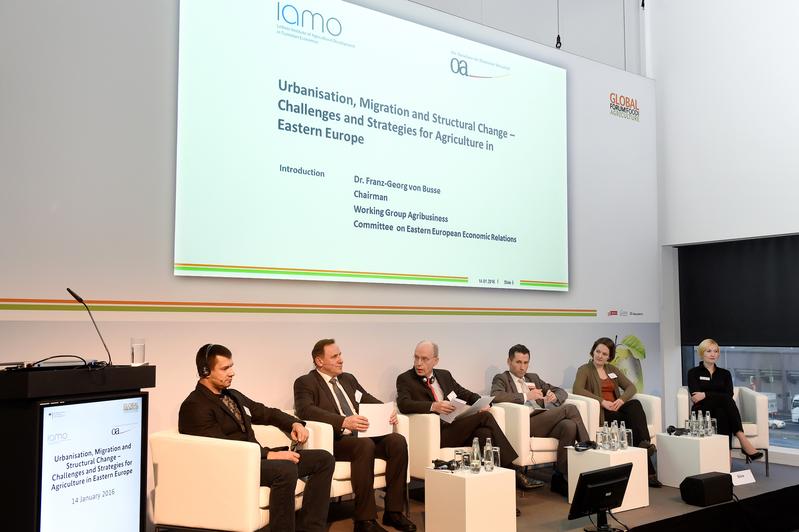 Gäste der Podiumsdiskussion (v. l. n. r.): Aleksey Kiryanov, Dr. Oleksandr Perekhozhuk, Dr. Franz-Georg von Busse, Dr. Raimund Jehle, Kerstin Müller, Ivonne Bollow.