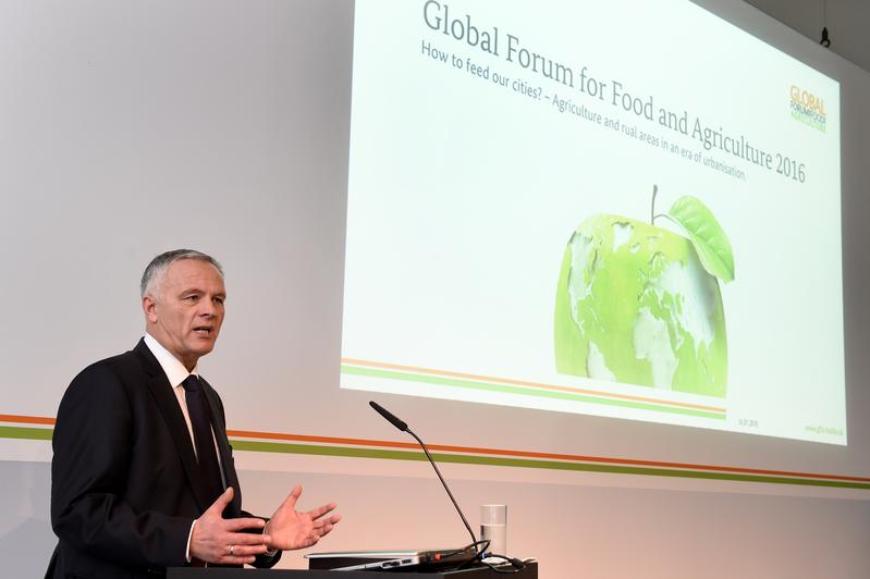 Prof. Dr. Thomas Glauben (IAMO) eröffnet das Fachpodium. 