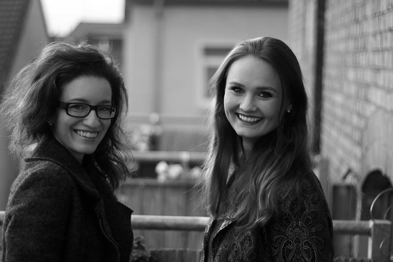 Die HAWK-Studentinnen Liubov Moskvina (links) und Anna Baumgarte haben ihren Entwurf mit der Kettensäge bei minus fünf Grad umgesetzt