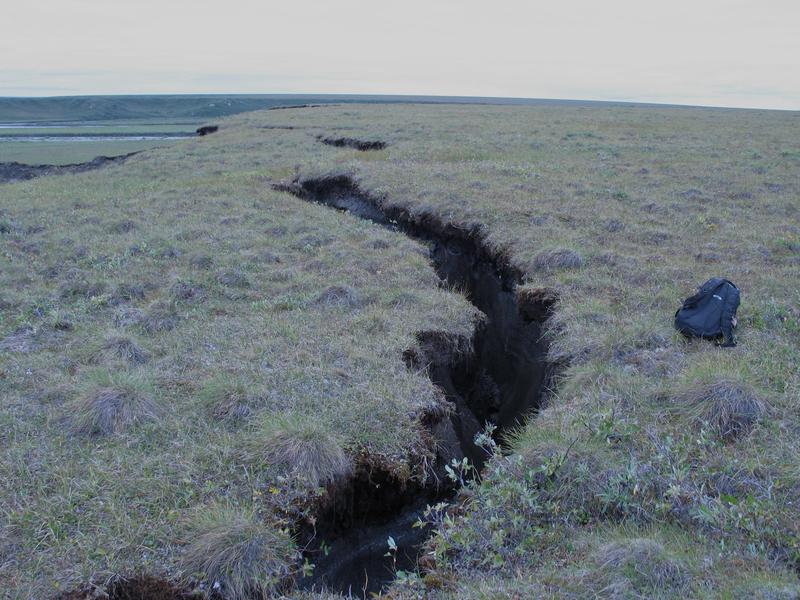 Einer der Risse, die sich im erodierenden Plateau des Itkillit River gebildet haben.